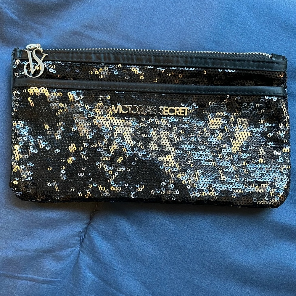VICTORIA’S SECRET logo wrist purse/makeup bag